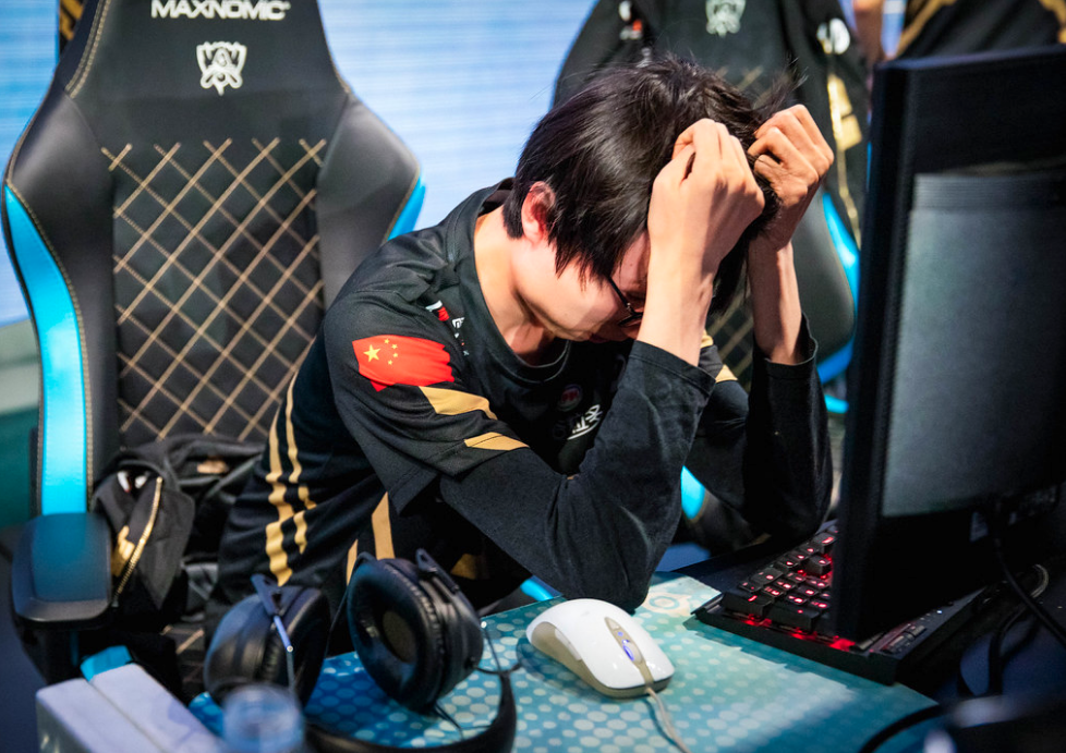 包含S赛选手赛后落泪，背后故事感人的词条