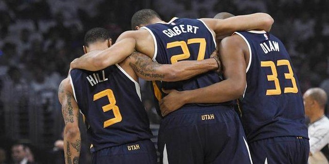 马刺碾压青岛队，戈贝尔扛起全队