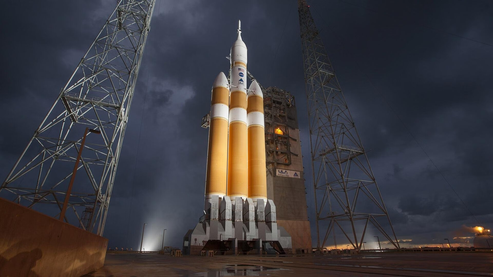 引擎轰鸣中的绿茵绝杀，当F1之夜闯入足球的乾坤一掷