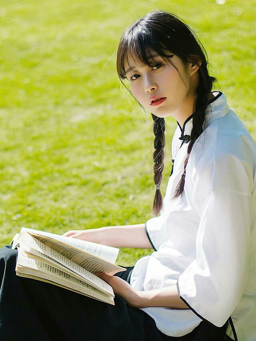 当维斯塔潘冲线时，几内亚球员在庆祝什么？现代体育叙事的终极隐喻